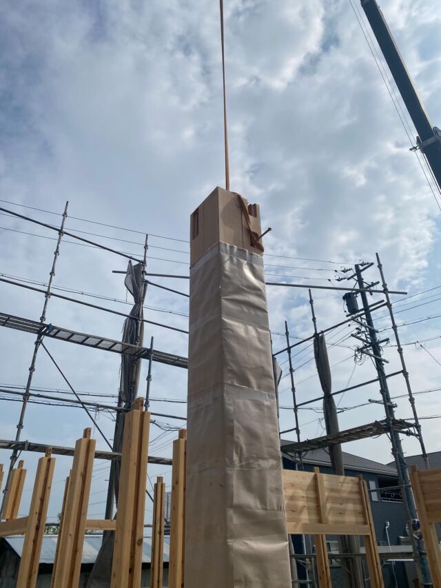 『板倉の家』、大黒柱の太さは30cm角です。

………………………………………… 愛知県稲沢市正明寺1丁目5-8 電話:0587-32-1006 mail:info@inatou.com 稲東建設株式会社 …………………………………………………  #稲沢市 #稲沢市求人 #稲沢市注文住宅 #稲沢市工務店 #稲沢市家づくり #稲沢市の工務店 #自然素材の家 #自然素材 #自然素材住宅 #自然素材の家づくり #正社員募集 #正社員 #急募 #急募中 #現場監督 #工事現場 #現場女子 #建設現場 #板倉の家 #杉の木 #癒し#大黒柱 #大黒柱のある家