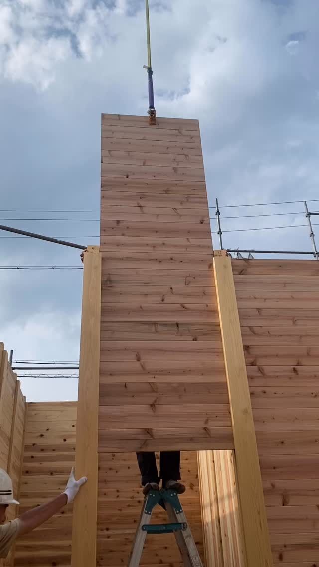 『板倉の家』
板倉構法は、柱の側面に幅30mmの溝を掘り、その溝にそって厚み30mmの横板を落とし込む構法です。当初は横板を1枚1枚落とし込んでいましたが、現在では横板を繋ぎ合わせてパネル化にして落とし込んでいます。

………………………………………… 愛知県稲沢市正明寺1丁目5-8 電話:0587-32-1006 mail:info@inatou.com 稲東建設株式会社 …………………………………………………  #稲沢市 #稲沢市求人 #稲沢市注文住宅 #稲沢市工務店 #稲沢市家づくり #稲沢市の工務店 #自然素材の家 #自然素材 #自然素材住宅 #自然素材の家づくり #正社員募集 #正社員 #急募 #急募中 #現場監督 #工事現場 #現場女子 #建設現場 #板倉の家 #杉の木 #板倉構法