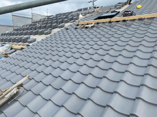 屋根瓦葺き工事中です。今回は和形の銀いぶし瓦を使用しています。出来上がりが楽しみです。

………………………………………… 愛知県稲沢市正明寺1丁目5-8 電話:0587-32-1006 mail:info@inatou.com 稲東建設株式会社 …………………………………………………  #稲沢市 #稲沢市求人 #稲沢市注文住宅 #稲沢市工務店 #稲沢市家づくり #稲沢市の工務店 #自然素材の家 #自然素材 #自然素材住宅 #自然素材の家づくり #正社員募集 #正社員 #急募 #急募中 #現場監督 #工事現場 #現場女子 #建設現場 #板倉の家 #杉の木 #癒し#いぶし瓦 #瓦葺