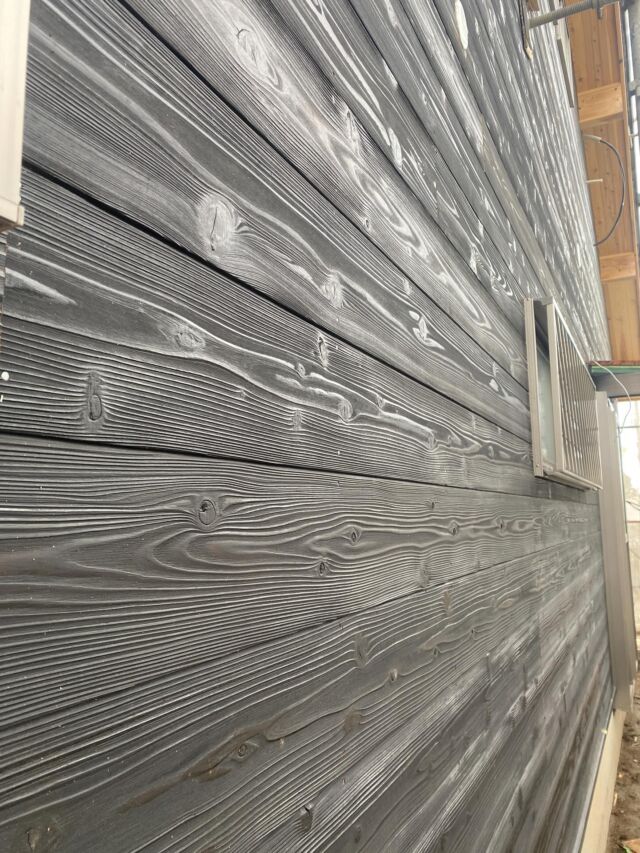 外壁には、焼杉を張っています。

………………………………………… 愛知県稲沢市正明寺1丁目5-8 電話:0587-32-1006 mail:info@inatou.com 稲東建設株式会社 …………………………………………………  #稲沢市 #稲沢市求人 #稲沢市注文住宅 #稲沢市工務店 #稲沢市家づくり #稲沢市の工務店 #自然素材の家 #自然素材 #自然素材住宅 #自然素材の家づくり #正社員募集 #正社員 #急募 #急募中 #現場監督 #工事現場 #現場女子 #建設現場 #板倉の家 #杉の木 #焼杉 #焼杉外壁