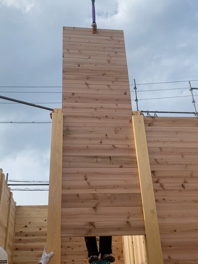 『板倉の家』は建て方の時に落とし込んだ杉板が、そのまま内部の壁仕上げとなります。国産材の杉の木に囲まれた『板倉の家』はいかがでしょうか。

………………………………………… 愛知県稲沢市正明寺1丁目5-8 電話:0587-32-1006 mail:info@inatou.com 稲東建設株式会社 …………………………………………………  #稲沢市 #板倉の家 #国産材