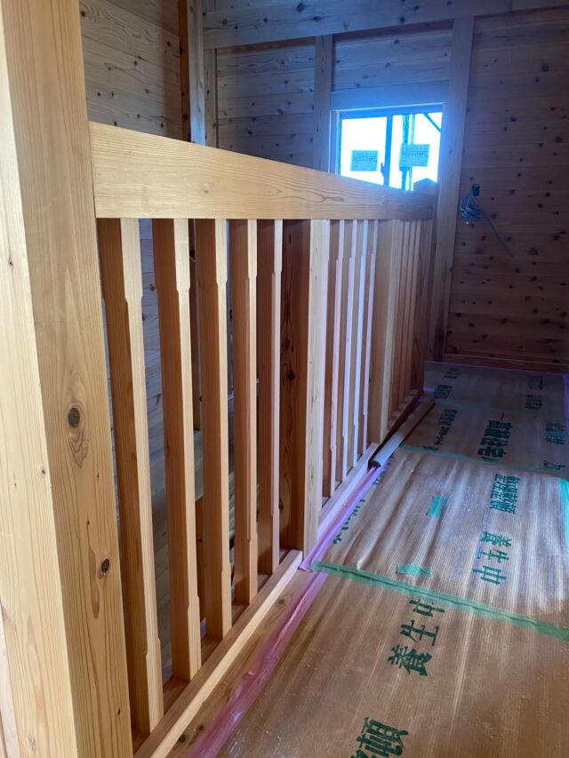 手摺格子にも、大工さんの一手間が加えられています。

………………………………………… 愛知県稲沢市正明寺1丁目5-8 電話:0587-32-1006 mail:info@inatou.com 稲東建設株式会社 …………………………………………………  #稲沢市 #自然素材の家#板倉の家