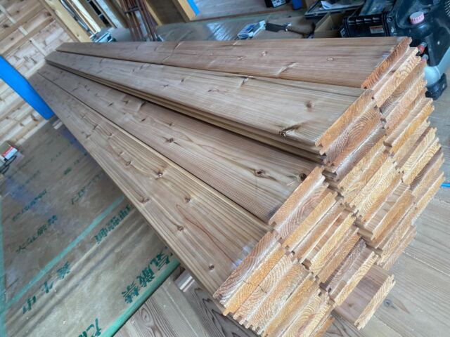 床の仕上げ材に杉の30mmを使用します。

………………………………………… 愛知県稲沢市正明寺1丁目5-8 電話:0587-32-1006 mail:info@inatou.com 稲東建設株式会社 …………………………………………………  #稲沢市 #板倉の家 #杉板