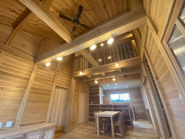 杉の木に囲まれた『板倉の家』。木材は熱伝導率が低いため、断熱効果が高くなります。また、人体からの熱が奪われにくいので、たとえば寒い冬、素足で床を歩いても、あの「ヒヤッ」とした冷たい感触がありません。『板倉の家』いかがでしょうか。

………………………………………… 愛知県稲沢市正明寺1丁目5-8 電話:0587-32-1006 mail:info@inatou.com 稲東建設株式会社 …………………………………………………  #稲沢市 #板倉の家 #杉の木